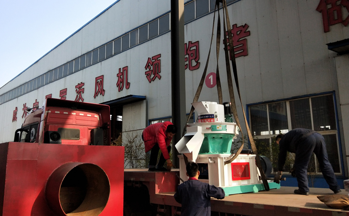 燃料顆粒機(jī)已裝車(chē).jpg