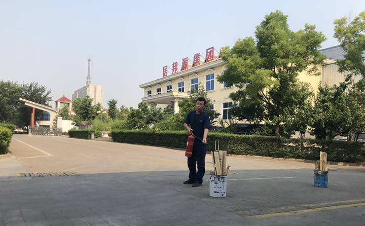 教官重點對消防法律法規(guī)、防火常識、逃生自救、滅火器的使用方法以及發(fā)生火災(zāi)時如何報火警、如何撲救初期火災(zāi)等消防常識進(jìn)行了詳細(xì)的講解。