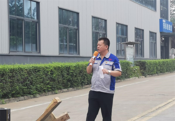 孫總表示安全無小事，安全只有現(xiàn)在，永遠(yuǎn)沒有“下一次”。時刻牢記安全紅線，把安全放在心中、握在手上，及時消除各種隱患，杜絕違規(guī)操作。掌握安全知識和技能，是實現(xiàn)安全生產(chǎn)的前提，大家一定要牢記