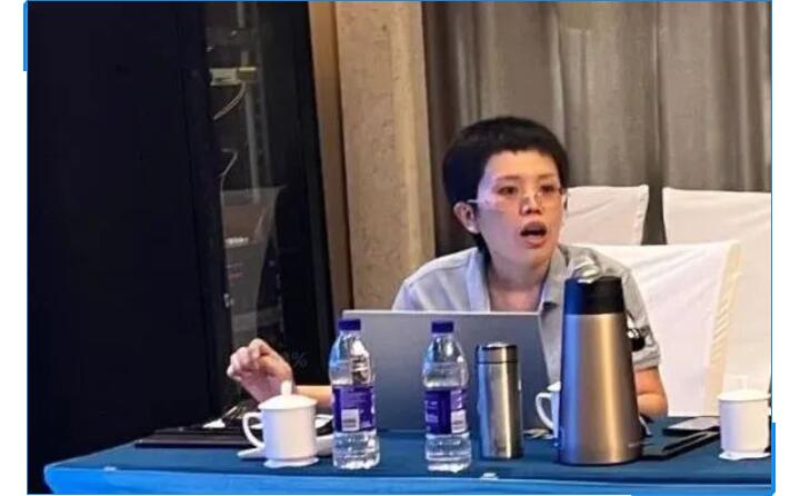 會議開始，辦公室主任李昌鳳公布銷售數據。在疫情形勢相當嚴峻的情況下，十一的銷售額對比去年同期仍有很大的進步。李主任表示疫情，既是考驗，也是危機，各部門需要通力配合，團隊協(xié)作，為完成今年既定銷售額而竭盡全力。.jpg