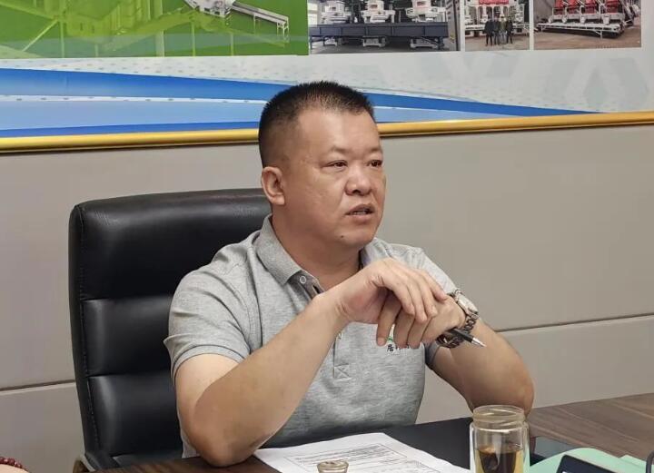 會議最后，集團總經(jīng)理孫寧波總結(jié)陳詞。他強調(diào)要有正確的人生觀、價值觀，要將集團的精神理念內(nèi)化于心、外化于行。要加強業(yè)務(wù)知識的學(xué)習(xí)，成為真正的行家里手。要以提高經(jīng)營質(zhì)量和效益為主線，加快營銷模式和營銷觀念的轉(zhuǎn)變，圓滿完成2023年營銷工作指標。.jpg