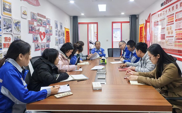 今后，要通過搭建“工事共辦”議事廳，把工作落實(shí)做細(xì)，讓一線職工說出所思所想、所需所盼，進(jìn)而采取更接地氣、更加務(wù)實(shí)的舉措，解決好職工群眾急難愁盼問題，不斷增強(qiáng)職工的獲得感、幸福感和安全感.jpg