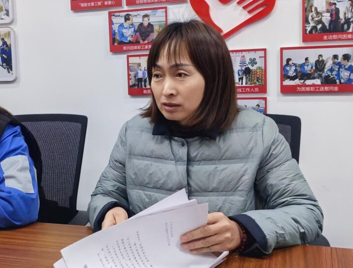 “我們不僅可以解決職工文體活動(dòng)問題，同時(shí)根據(jù)職工生活工作各方面的的合理需求，線上線下工會(huì)收集，發(fā)揮黨工團(tuán)合力，一件一件地推動(dòng)辦理、一項(xiàng)一項(xiàng)地協(xié)調(diào)解決?！奔瘓F(tuán)工會(huì)副主席、工事共辦副組長(zhǎng)雷廣妮說道。.jpg